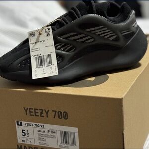 YEEZY 700 V3